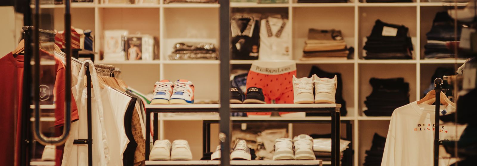 Interior de loja com visual merchandising aplicado