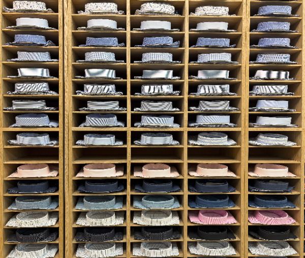 Camisas organizadas em nichos de madeira