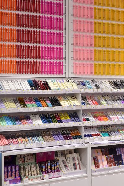 Loja com excesso de produtos sem organização
